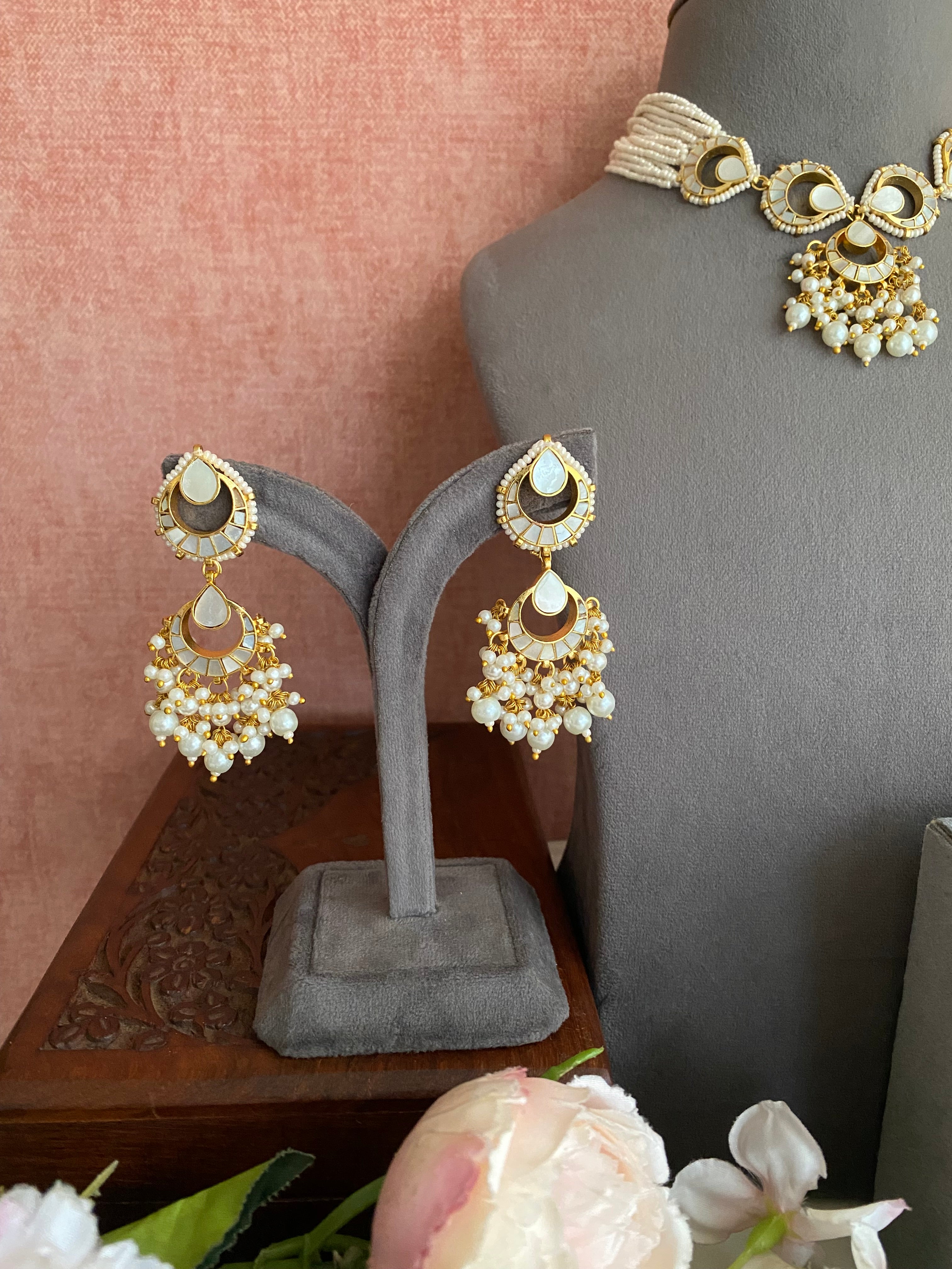 Mother of Pearl Choker set in pearl drops