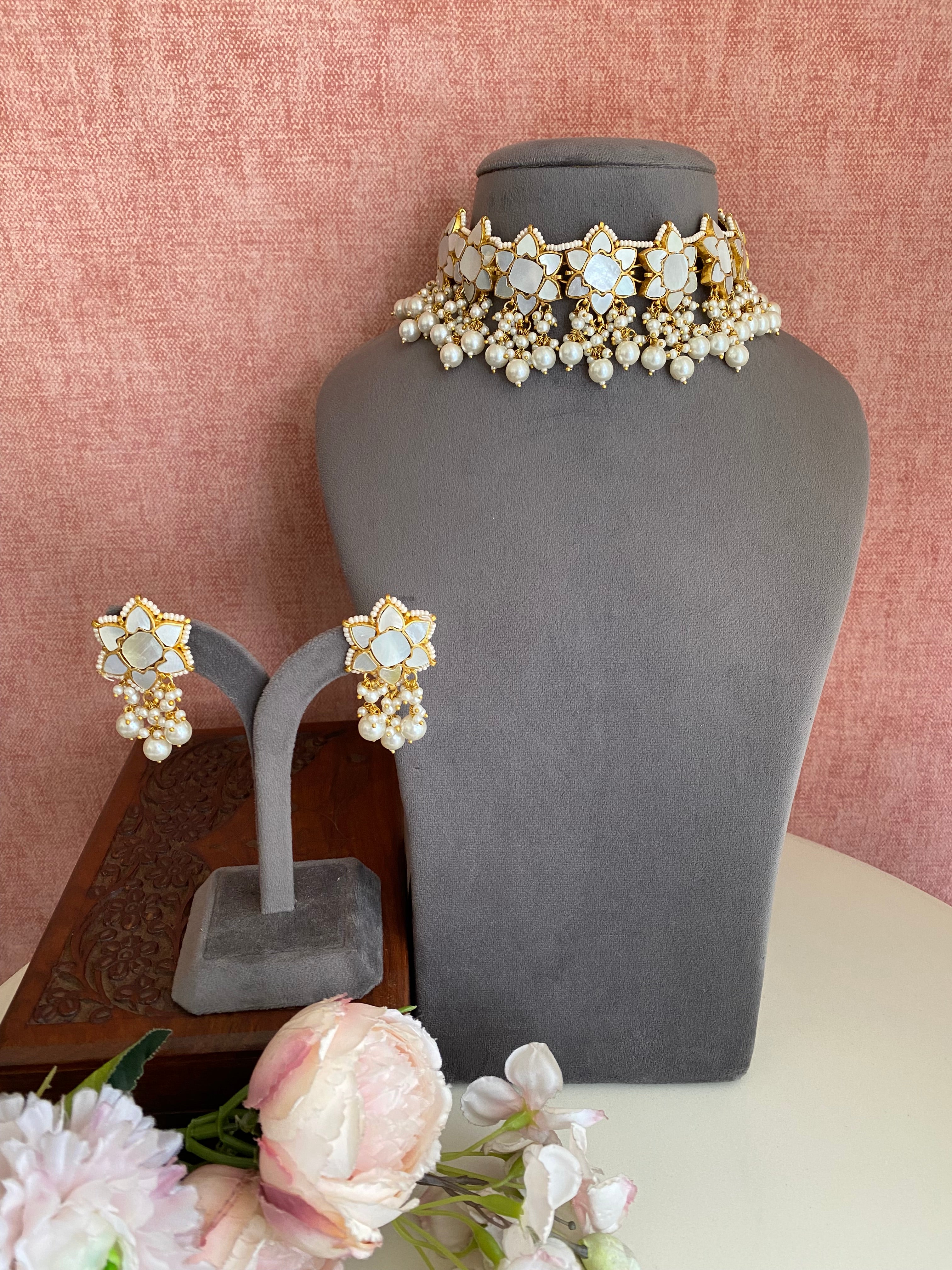 Mother of Pearl Choker set in Pearl Drops