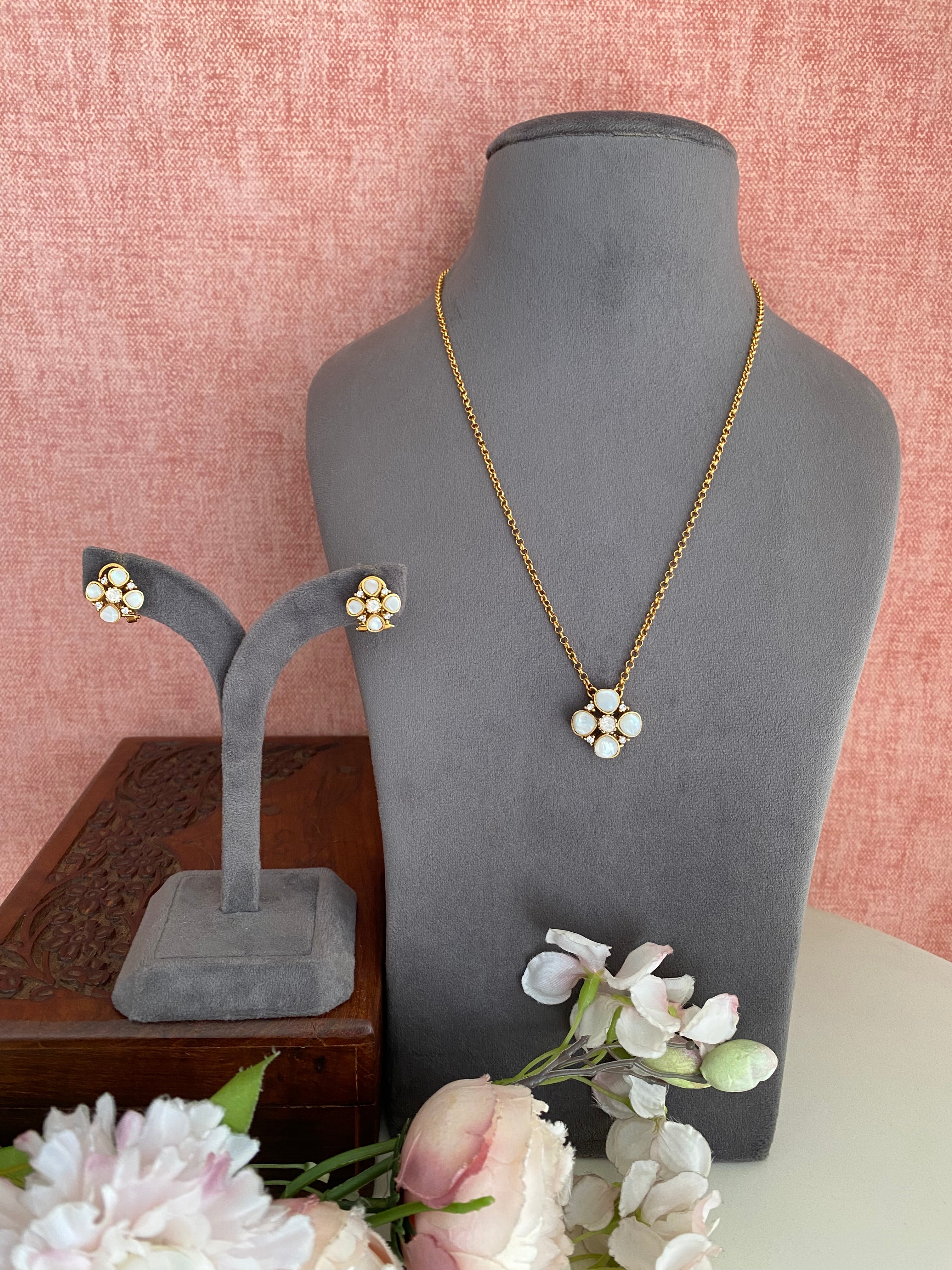Mother Of Pearl Pendant Set