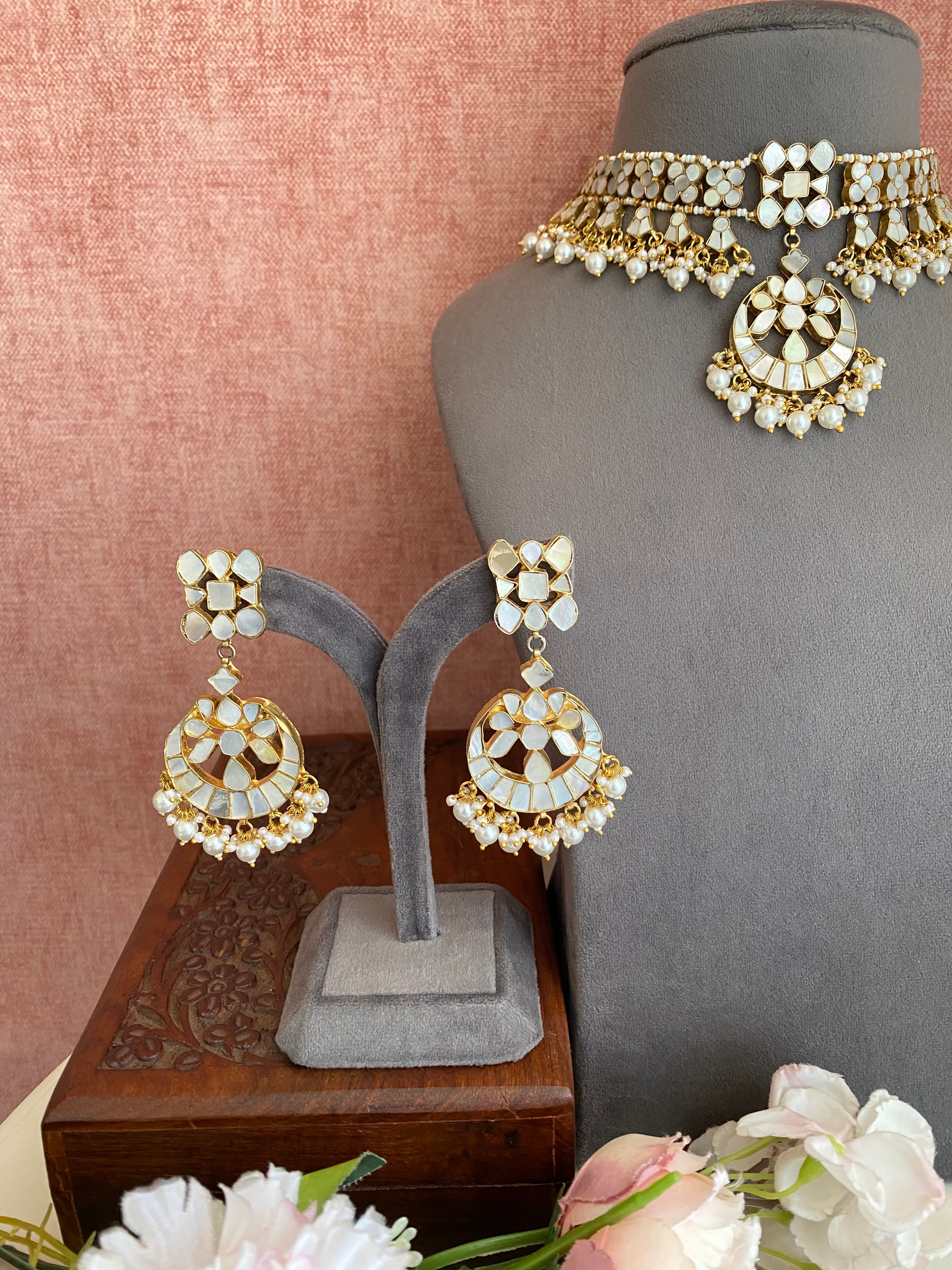 Mother of Pearl Choker set in pearl drops