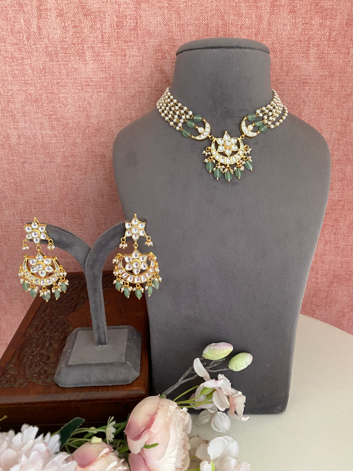 Gold plated Kundan choker set