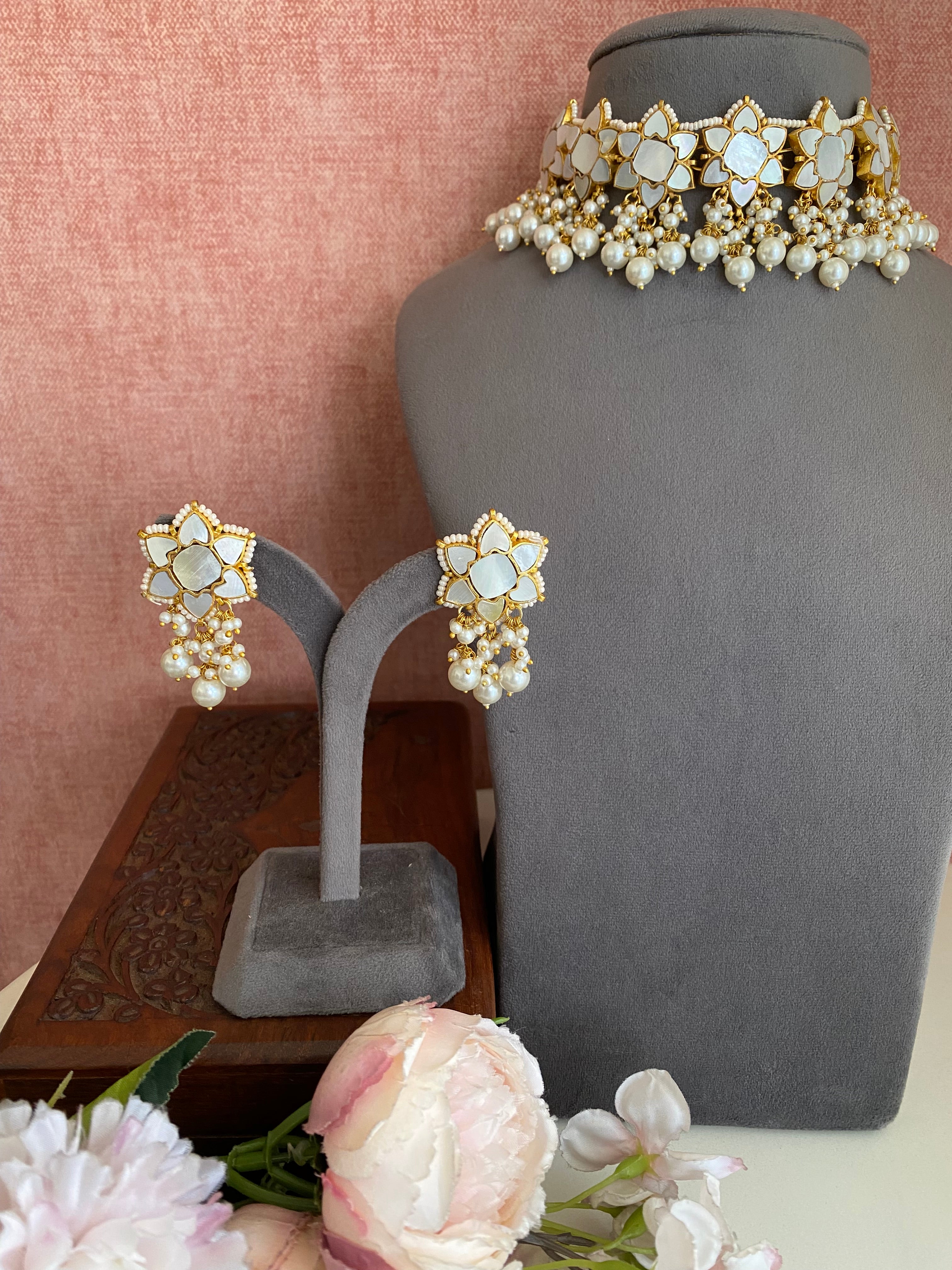 Mother of Pearl Choker set in Pearl Drops