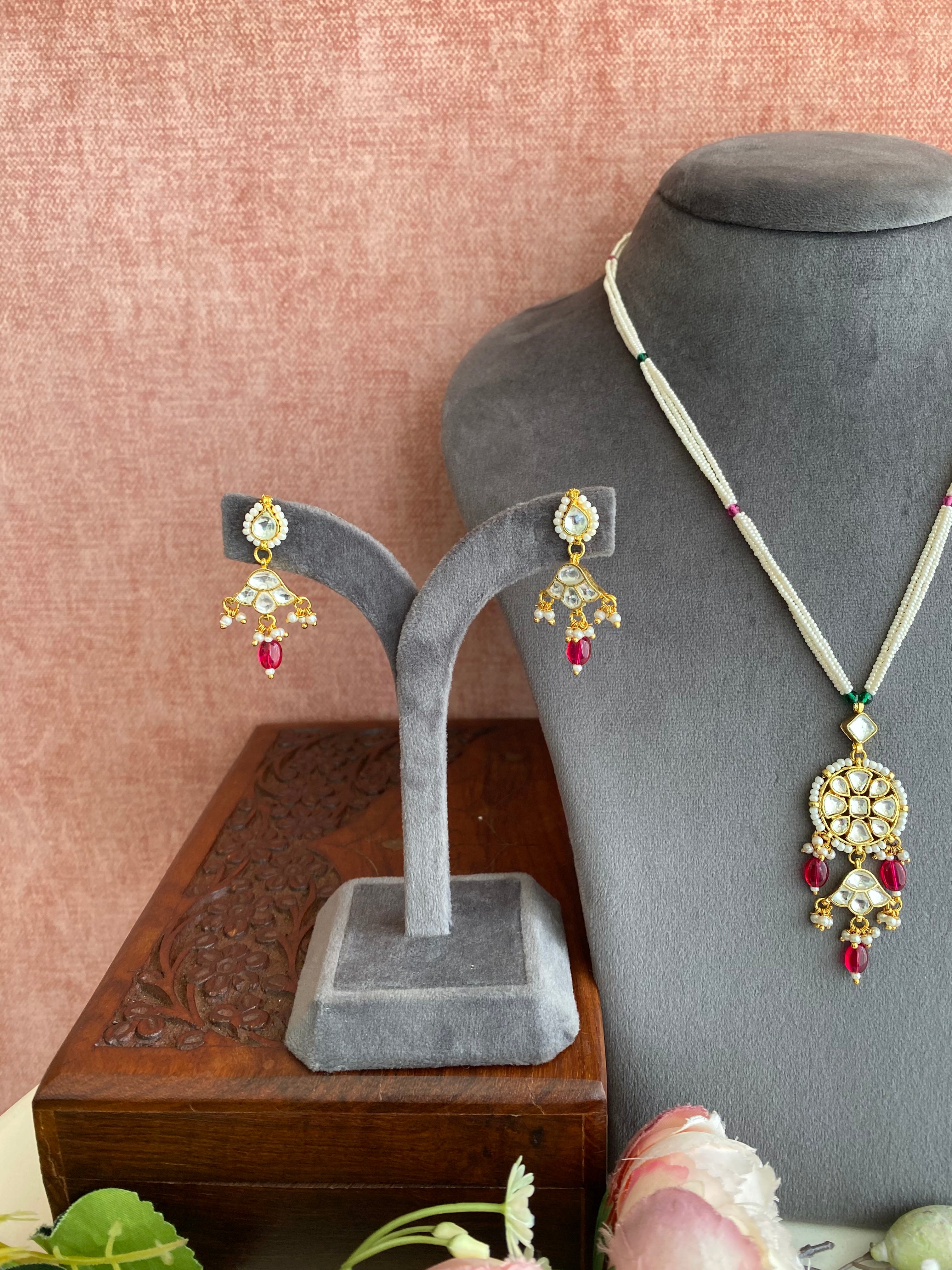 Gold plated Kundan Pendant Set