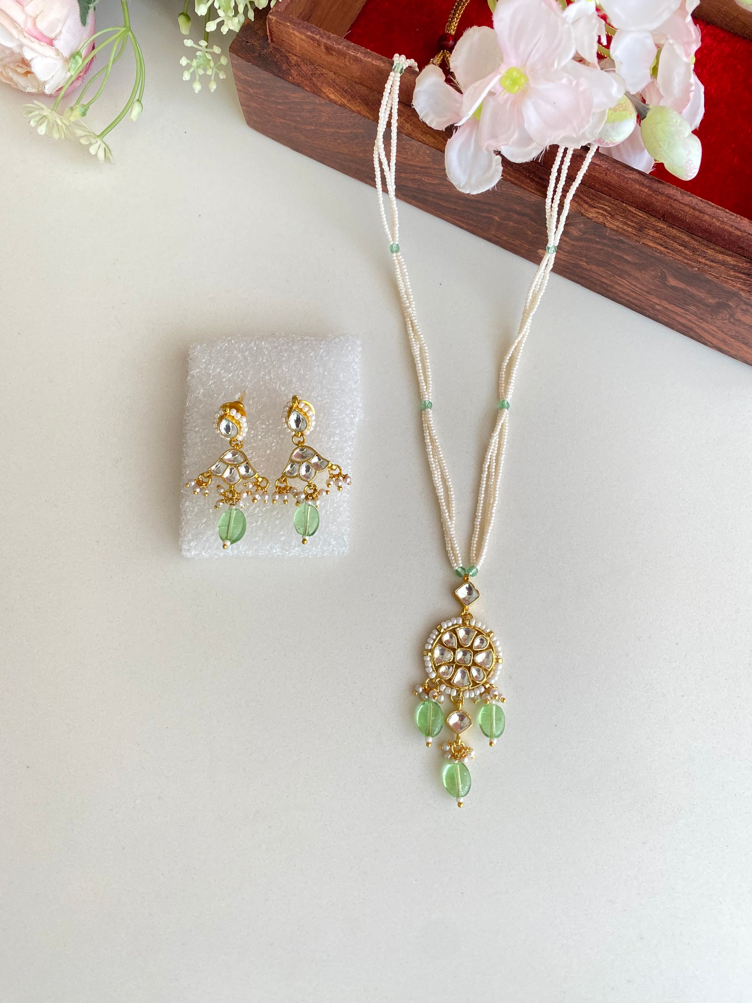 Gold plated Kundan Pendant Set