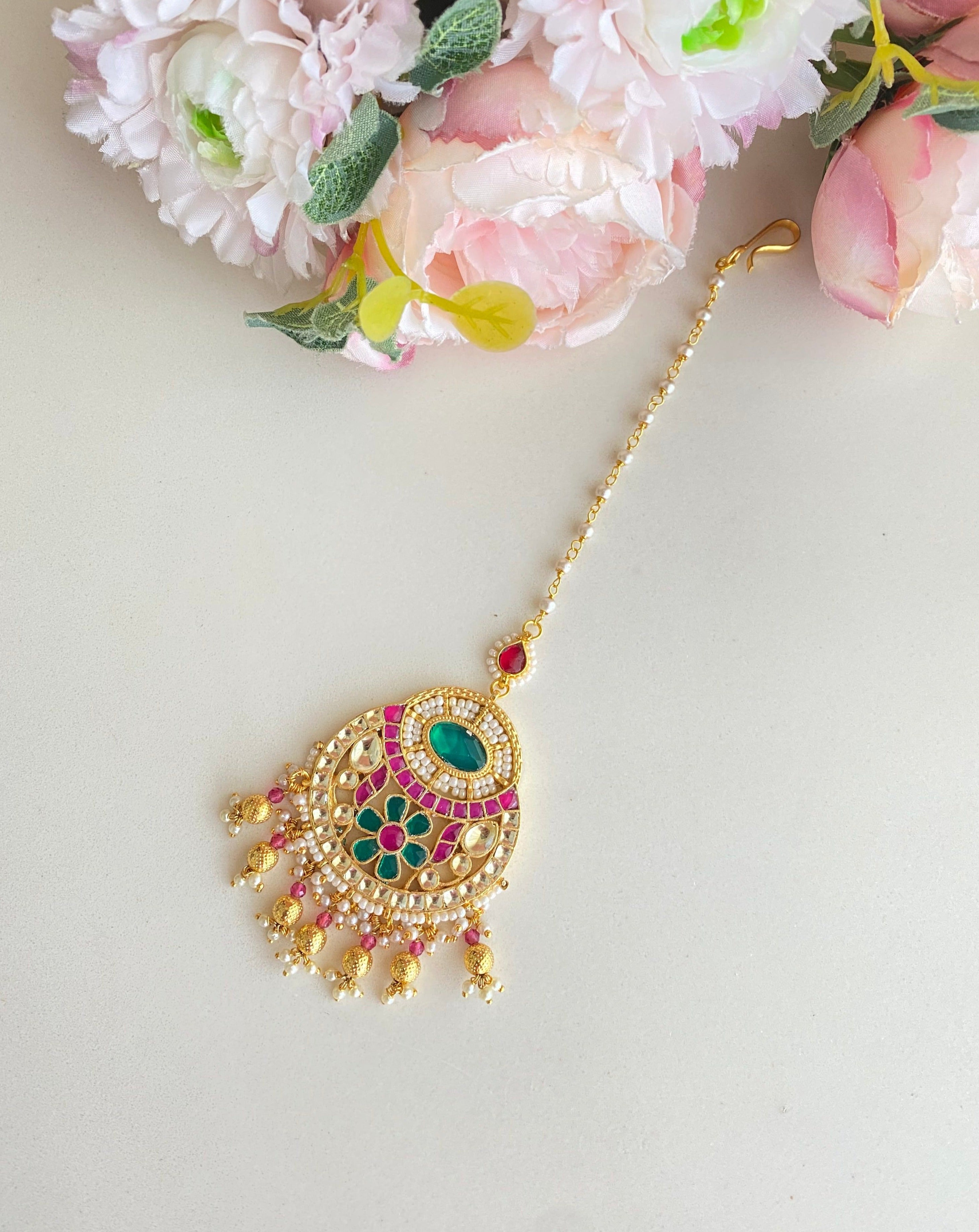 Kundan Tikka in Golden pearl