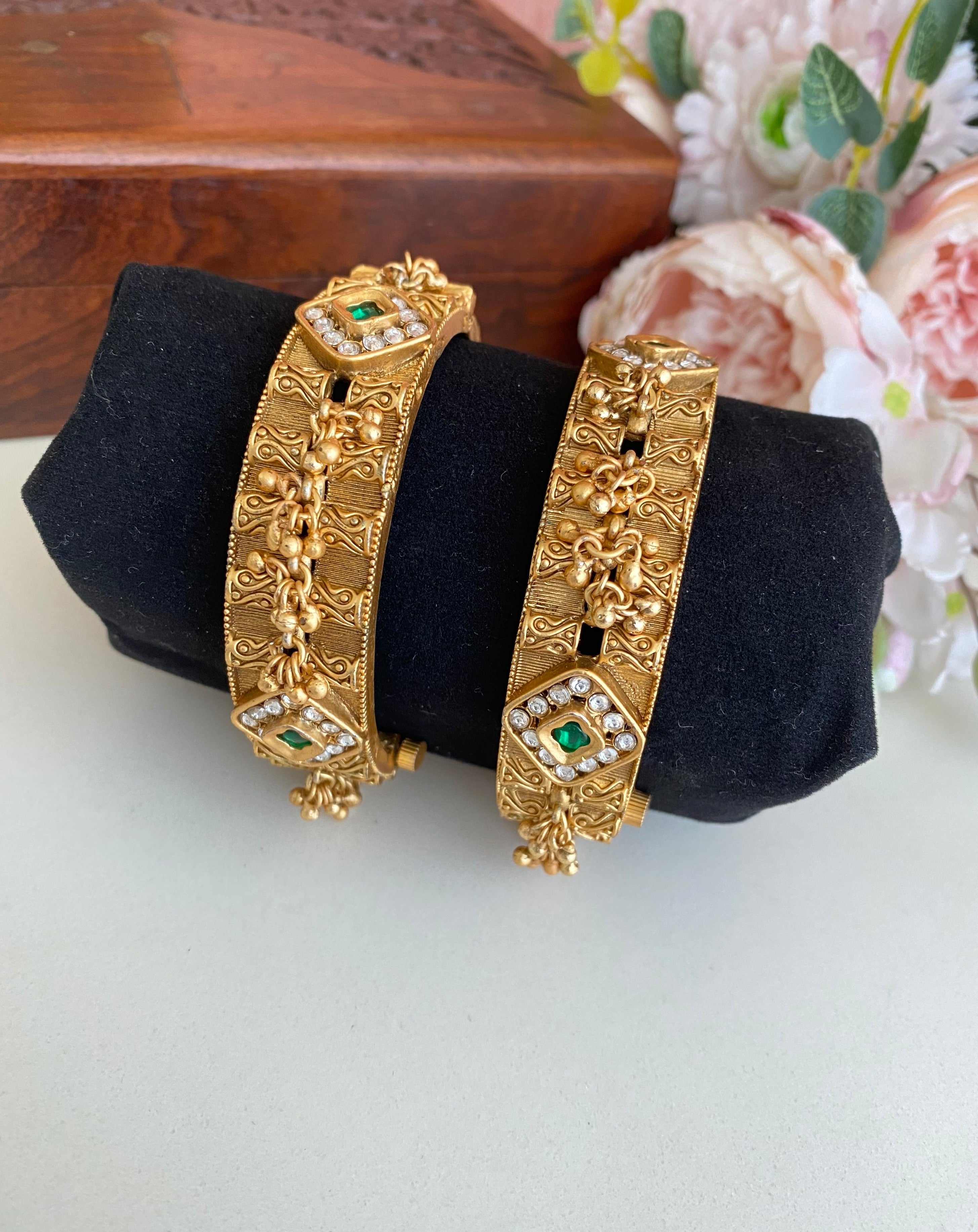 Gold Plated Antique Green kundan bangles