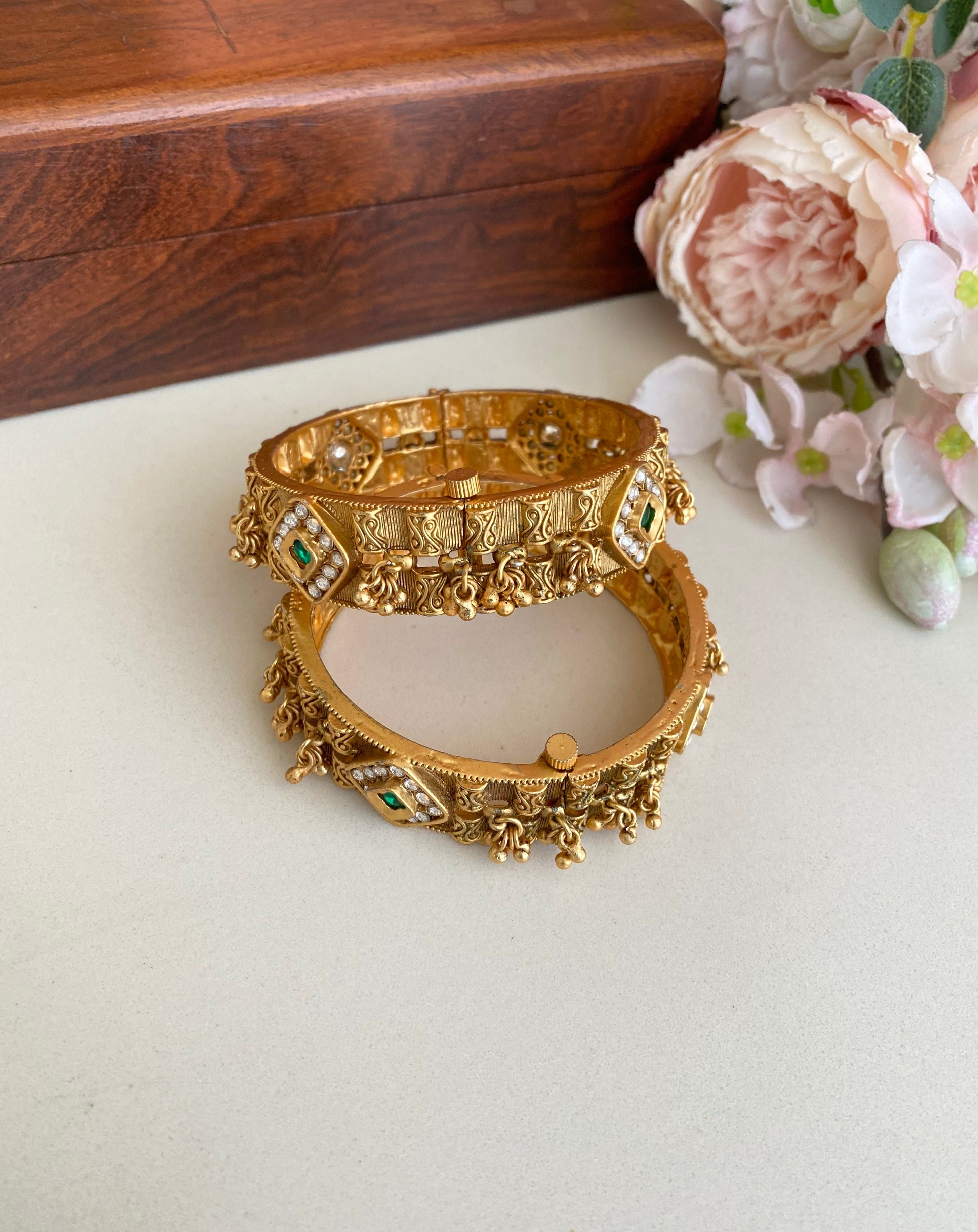 Gold Plated Antique Green kundan bangles