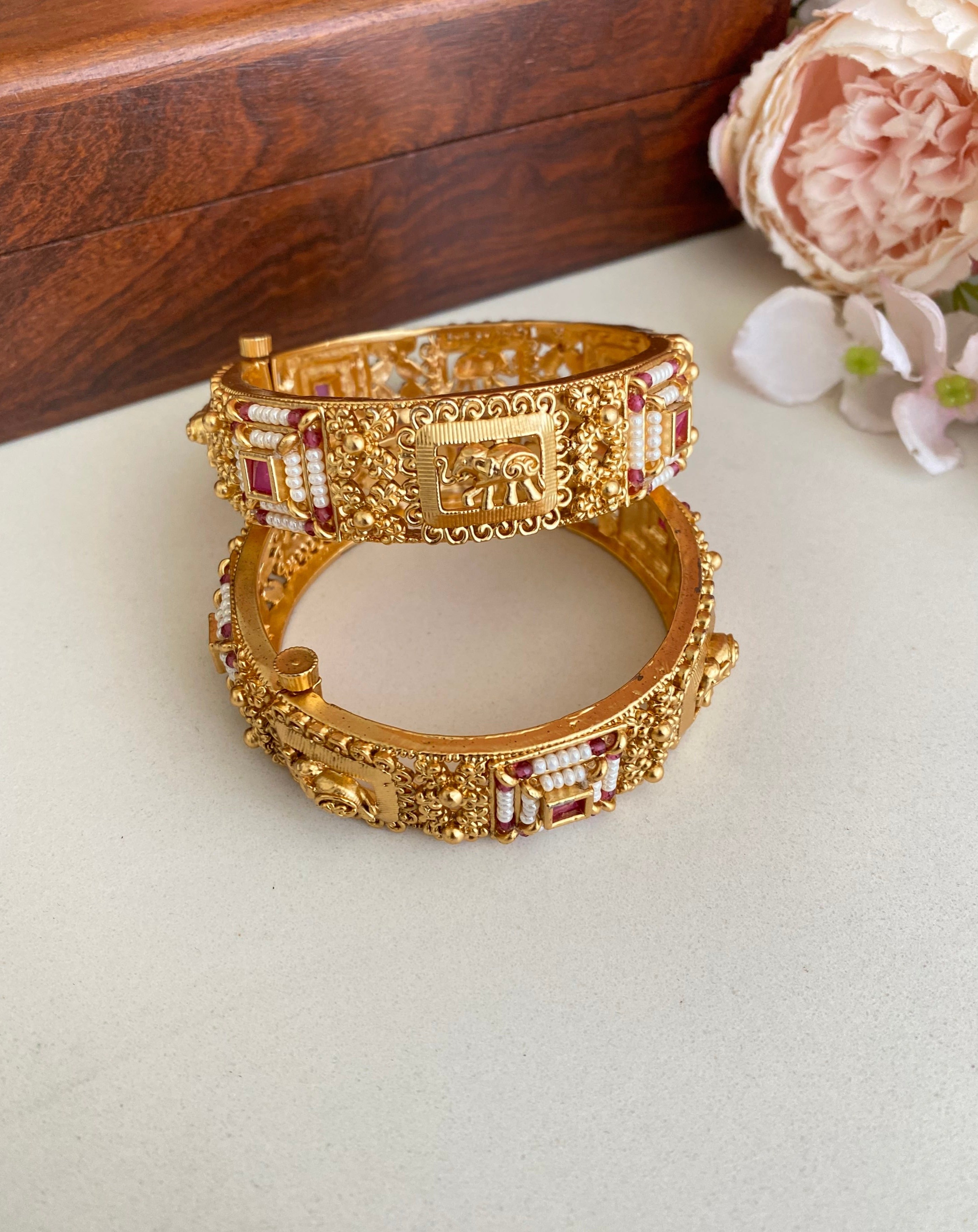 Antique Gold Plated Pink kundan bangles
