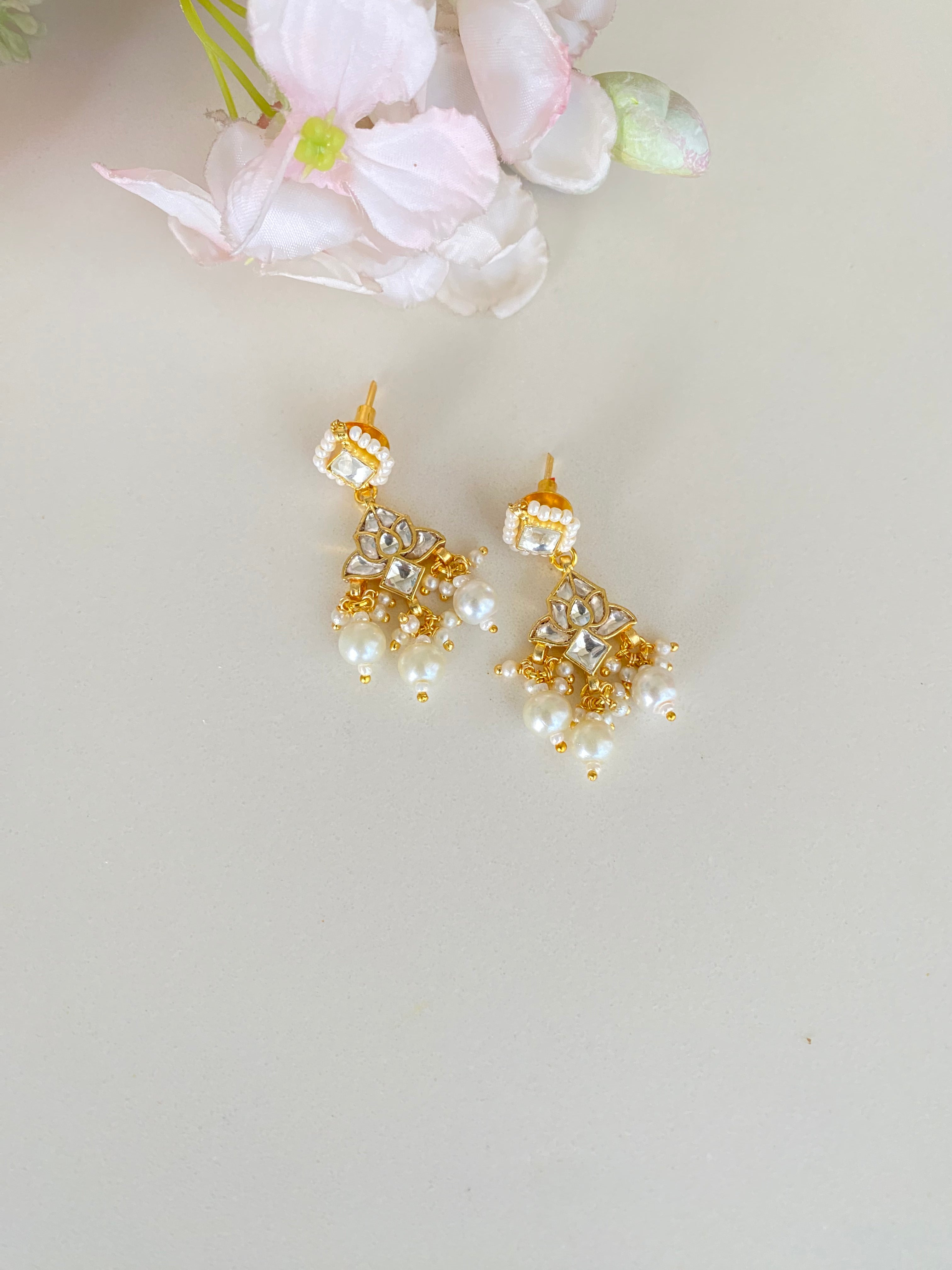 Gold plated Kundan earring in pearl