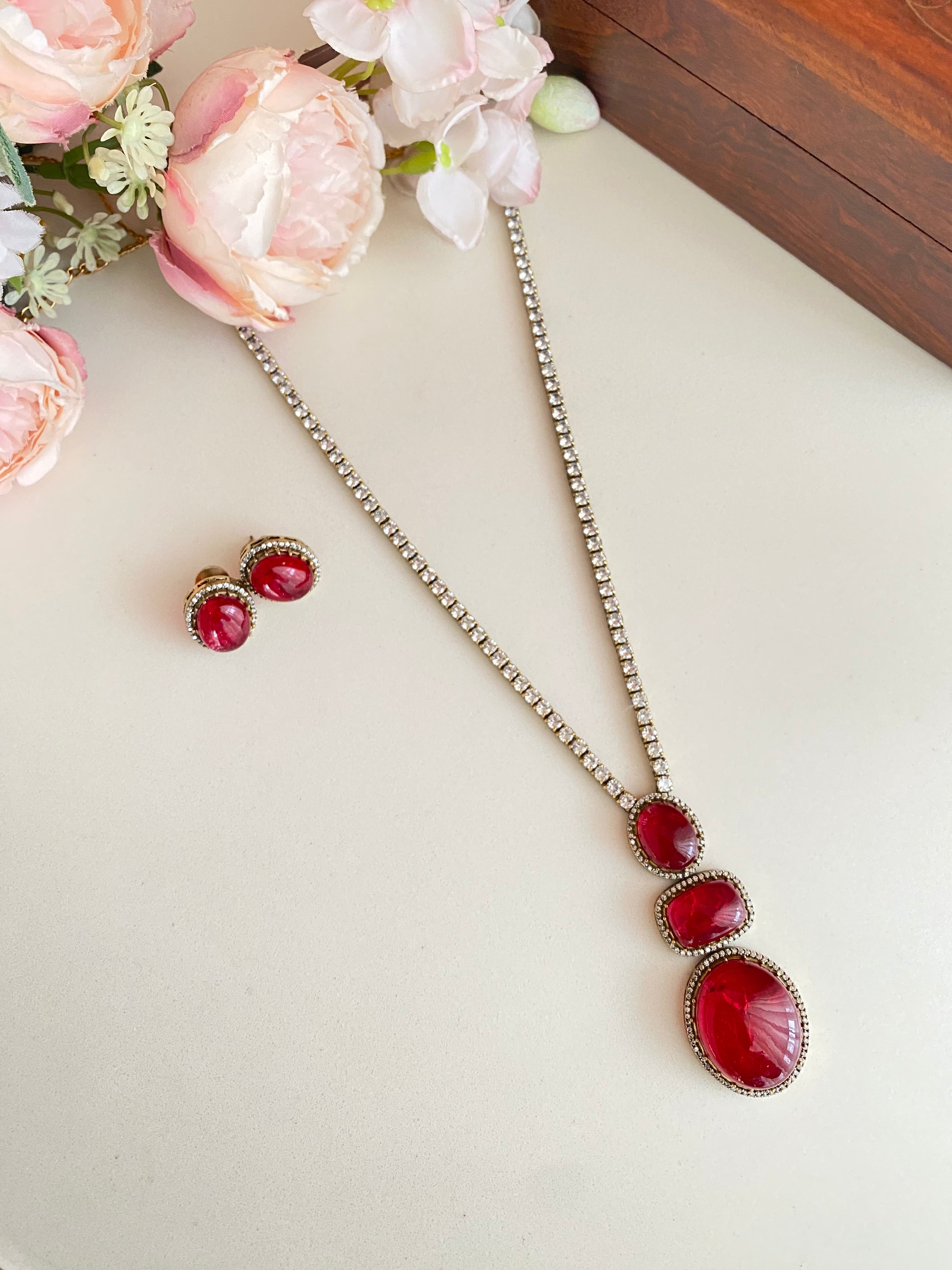 Red stone pendant set