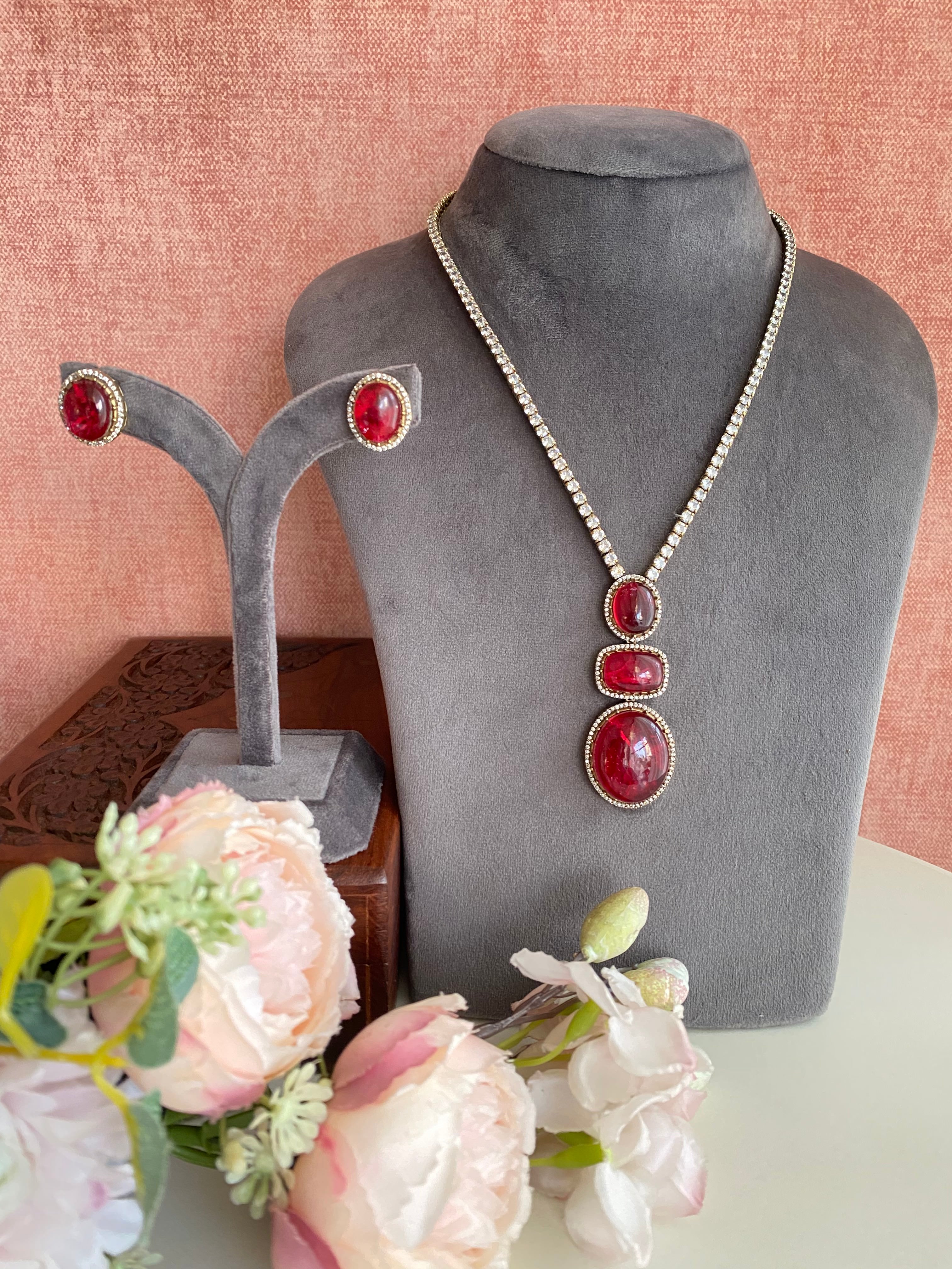 Red stone pendant set