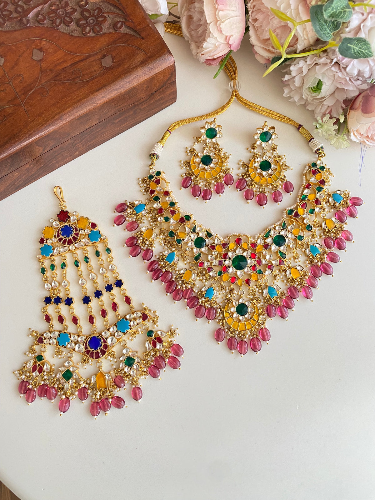 Gold plated Kundan choker Set with Passa