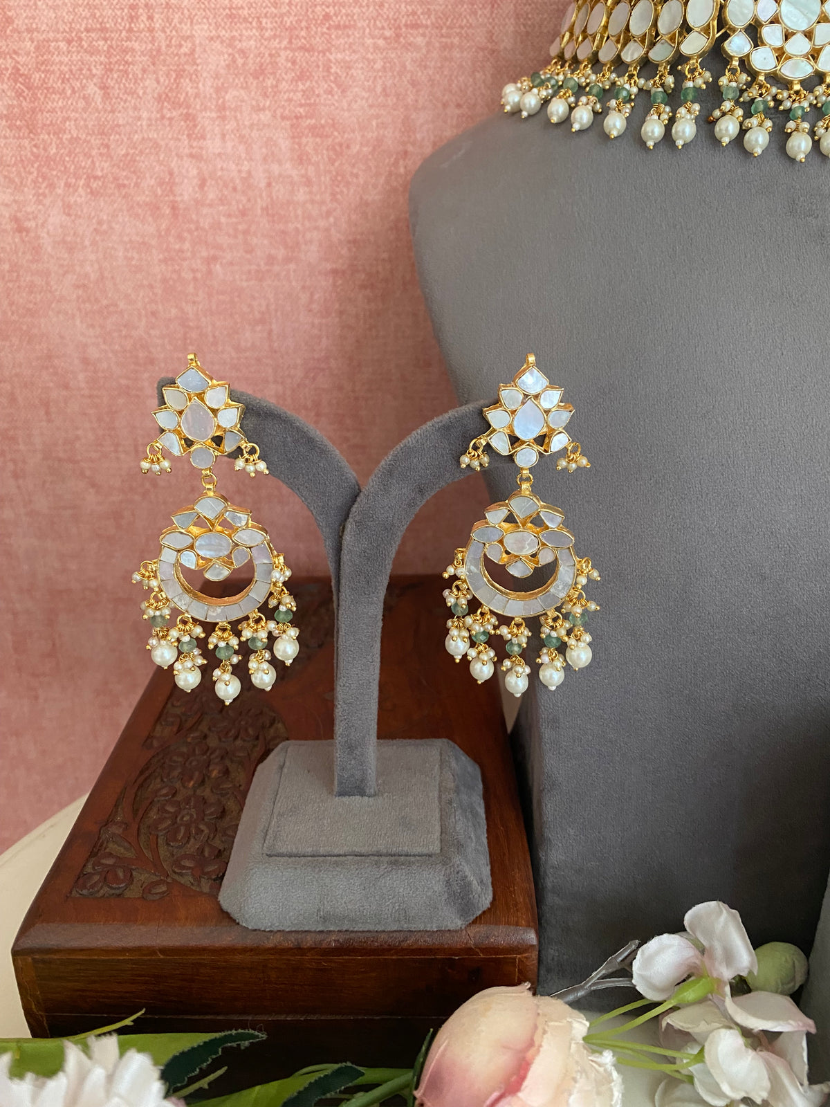 Mother of pearl Gold plated choker set