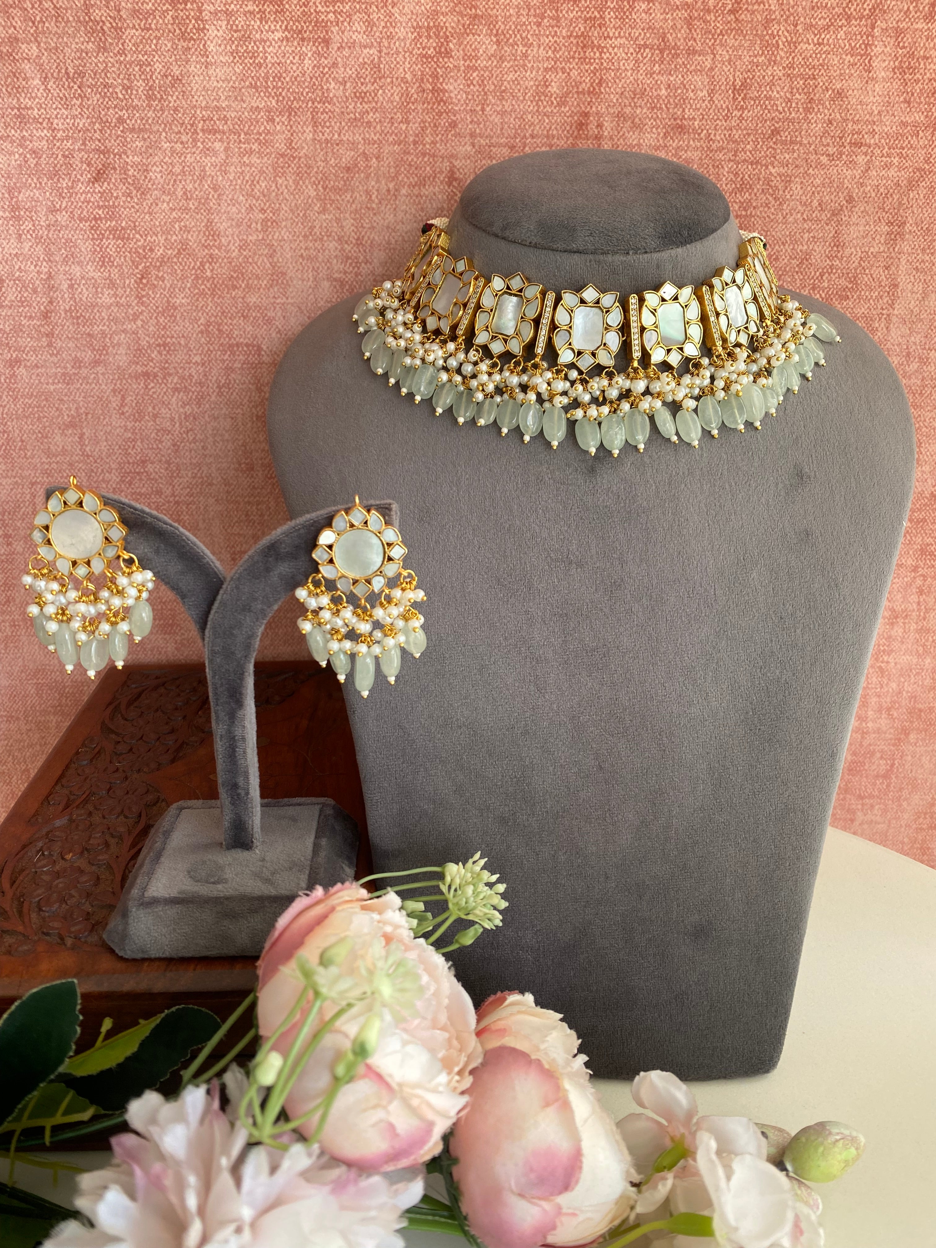 Mother of Pearl Choker set in Mint Drops