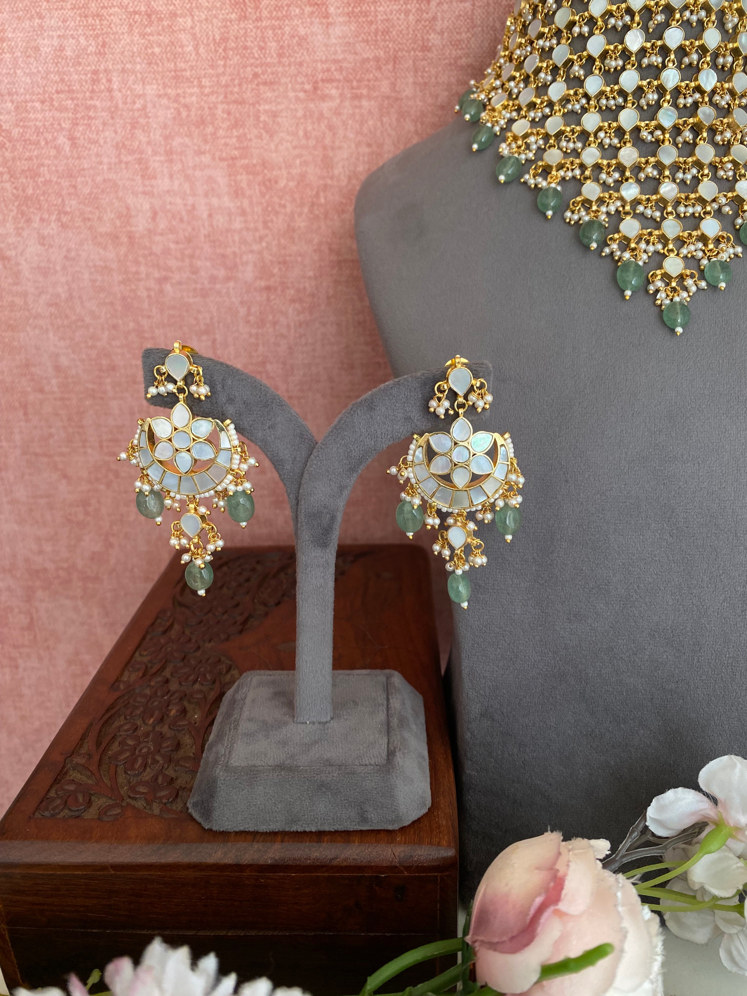 Mother Of pearl Choker Set in mint beads