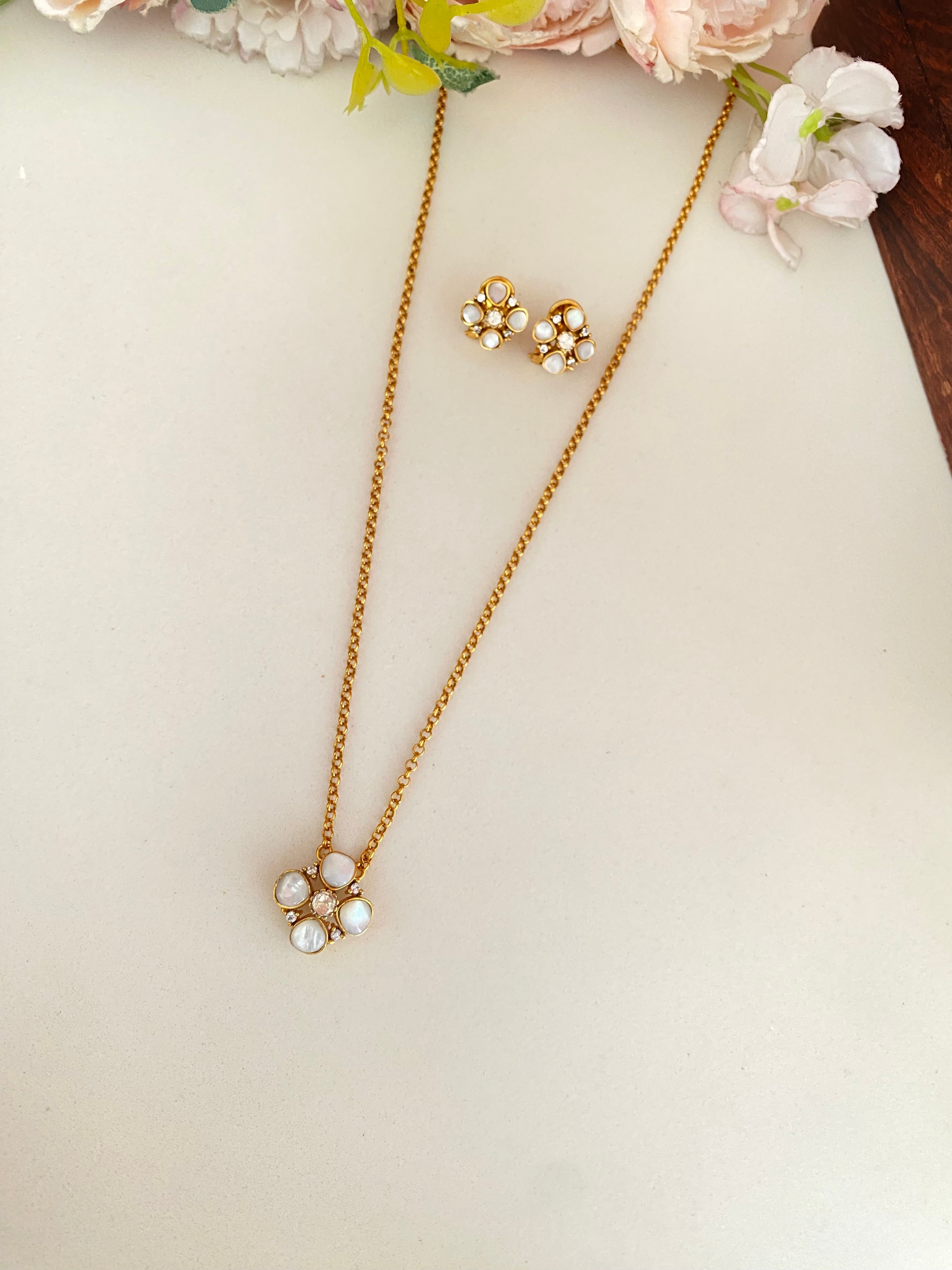 Mother Of Pearl Pendant Set